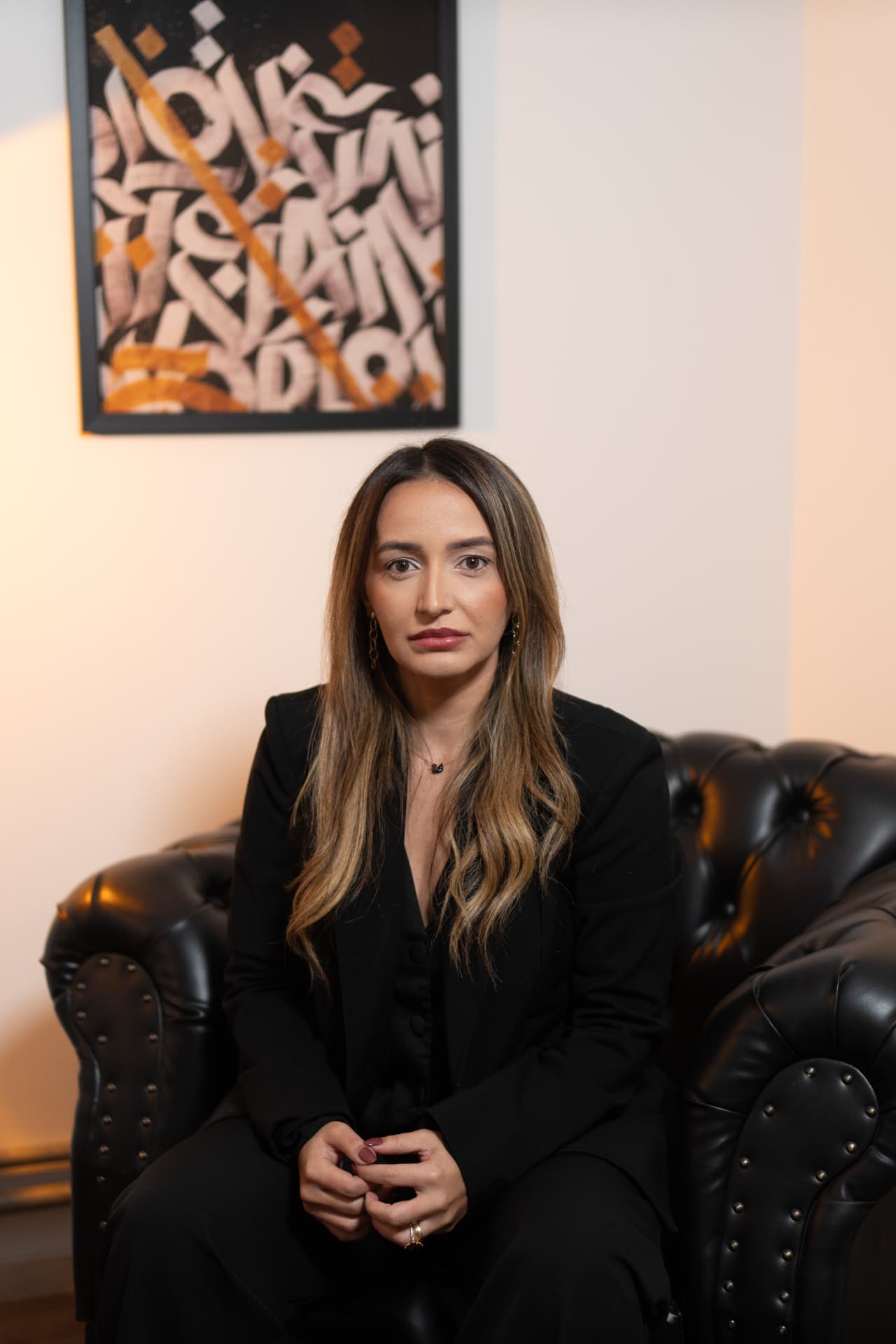 Patrícia Feitosa sentada, em postura profissional